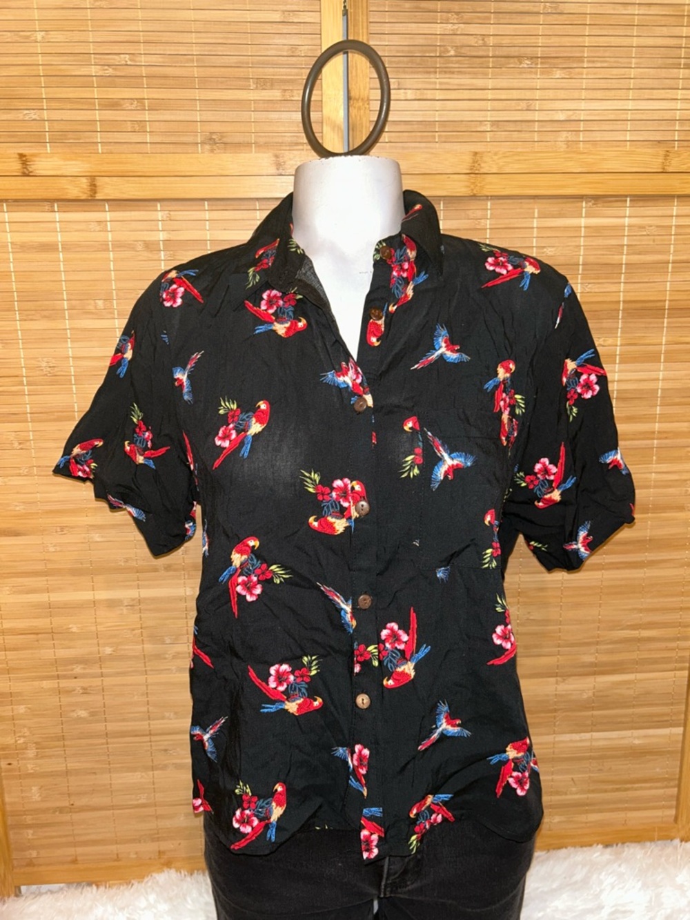 Love Notes Ladies Black bird parrot Print Shirt Blouse Large NWT tropical beachy